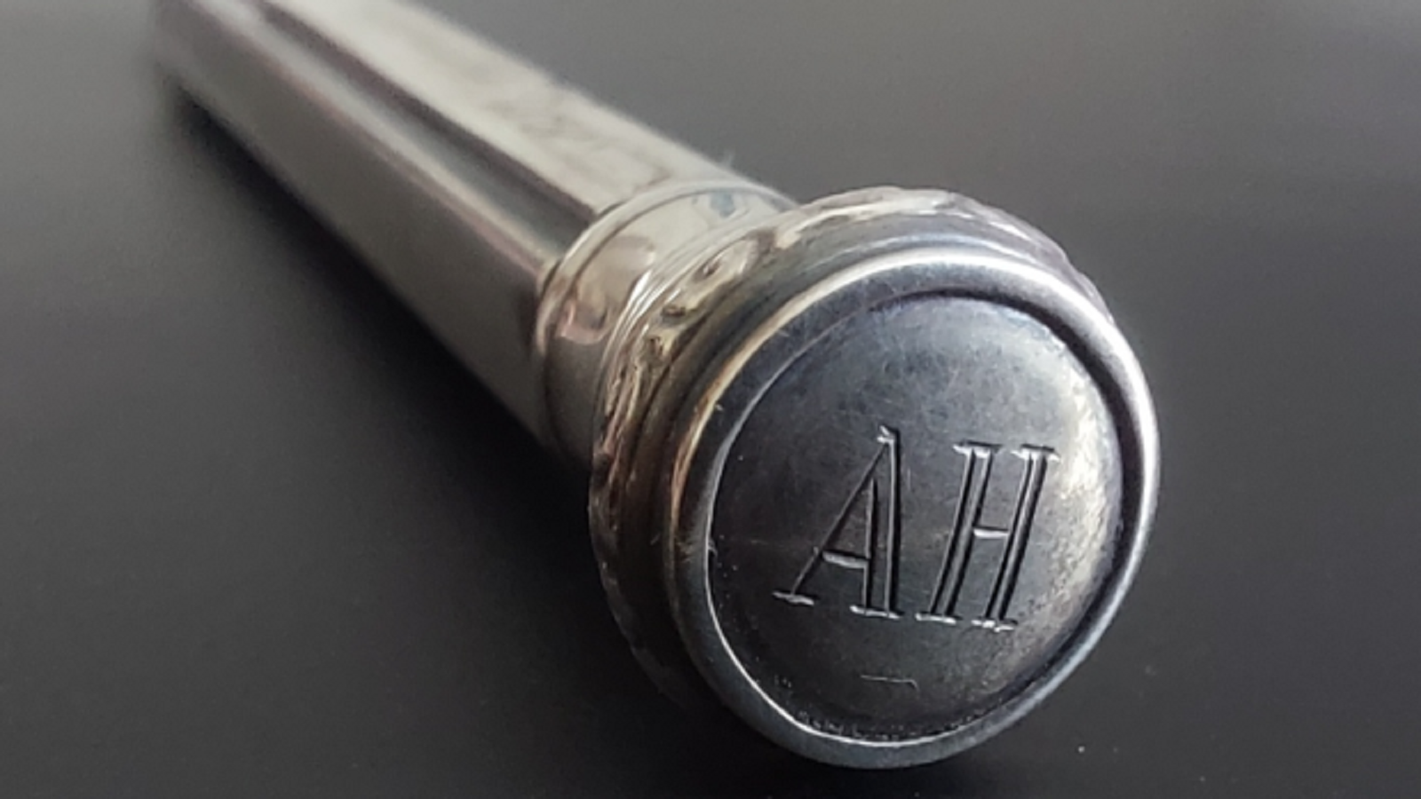 Za kolik se vydraží? Do aukce jde tužka, kterou dala Adolfu Hitlerovi jeho partnerka