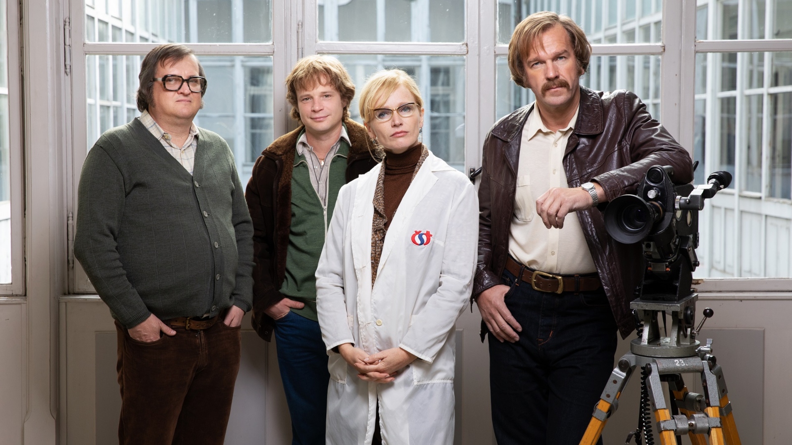 Móda v&nbsp;době normalizace: Zvonáče pro&nbsp;pány, květinové vzory pro&nbsp;dámy. Holky v&nbsp;minisukních byly podezřelé