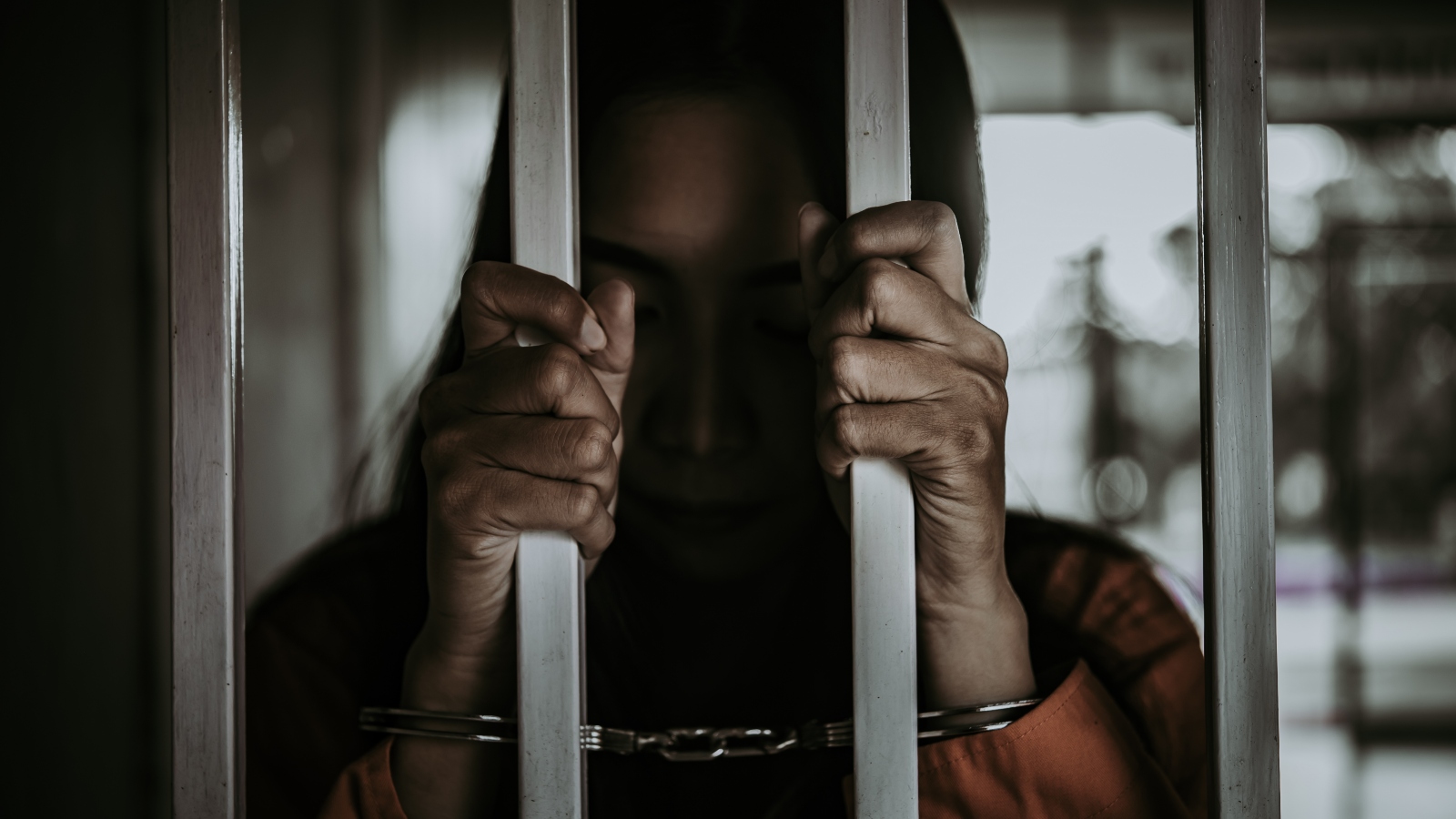 Krutá matka a&nbsp;vražedkyně je venku z&nbsp;basy. Její dcery se bojí pomsty