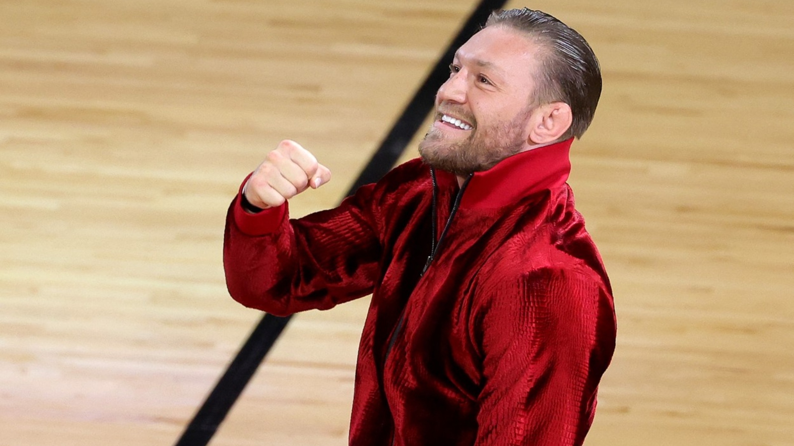 Zbláznil se? Skotský bijec Conor McGregor poslal na&nbsp;zápase k&nbsp;zemi maskota, ten musel být hospitalizován