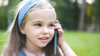 Irské město se shodlo na&nbsp;zákazu chytrých telefonů pro&nbsp;malé děti