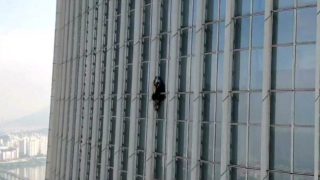 Chlapík se pokoušel vylézt na&nbsp;pátou nejvyšší budovu světa bez jištění. Policie ho po&nbsp;hodině zadržela