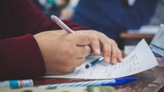 Znovu to nevyšlo: Milionář neuspěl u&nbsp;přijímacích zkoušek na&nbsp;univerzitu ani na&nbsp;27.&nbsp;pokus