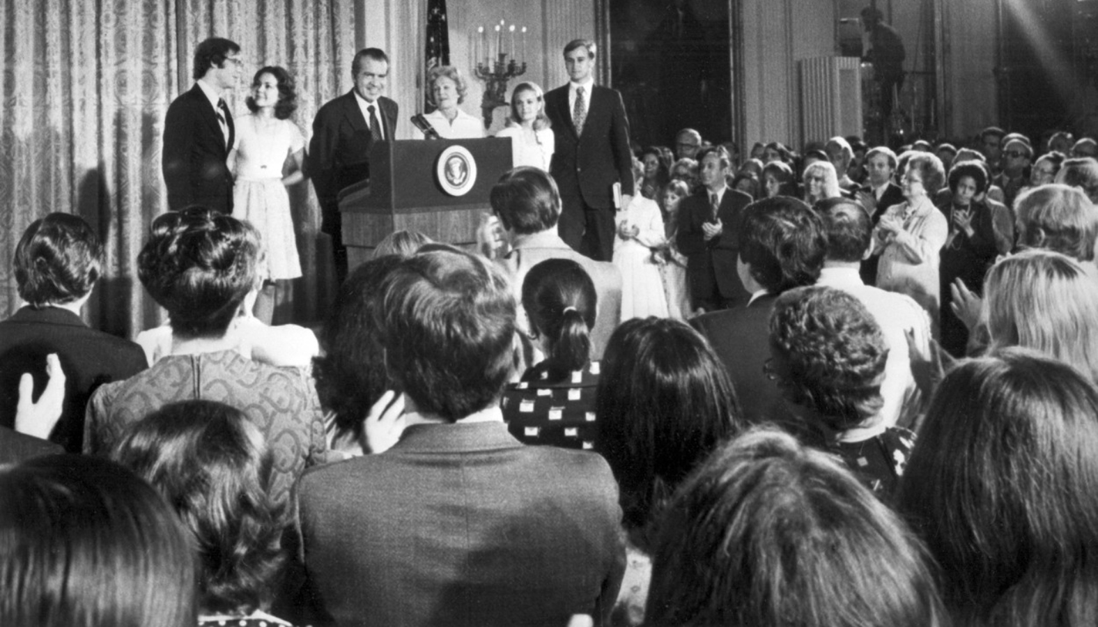 9.&nbsp;srpna vyvrcholila aféra Watergate. Tehdejší prezident Nixon trestu unikl