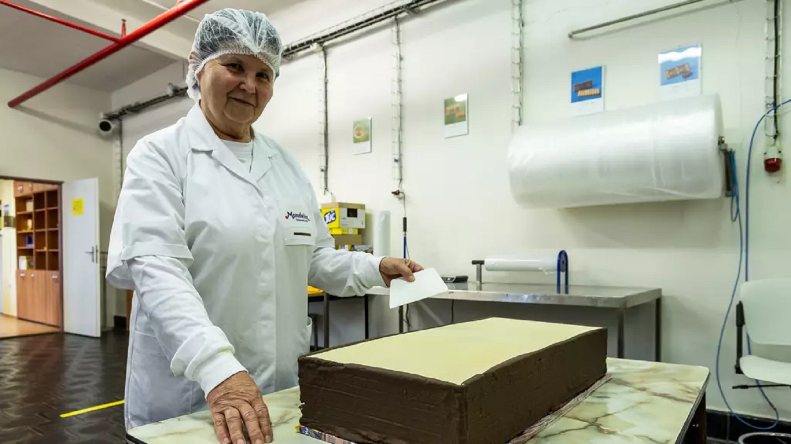 Tu byste na&nbsp;posezení nesnědli! Do České knihy rekordů míří obří tatranka vyrobená v&nbsp;továrně v&nbsp;Lovosicích