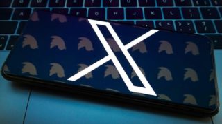 Musk začal se změnami: Novým symbolem Twitteru je místo modrého ptáčka bílé X na&nbsp;černé ploše