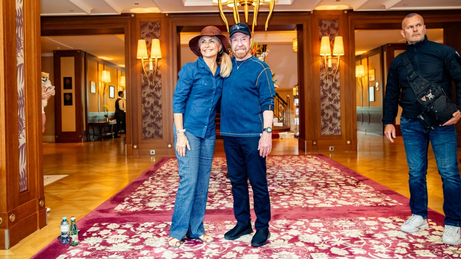 Chuck Norris se s&nbsp;rodinou rekreuje ve slovenských Tatrách. Průvodcem mu měl být Jaro Slávik