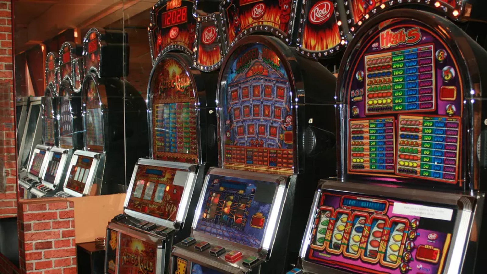 Obliba hazardu u&nbsp;Čechů roste: Loni prosázeli 759,3 miliardy korun, meziročně o&nbsp;44,2 procenta více