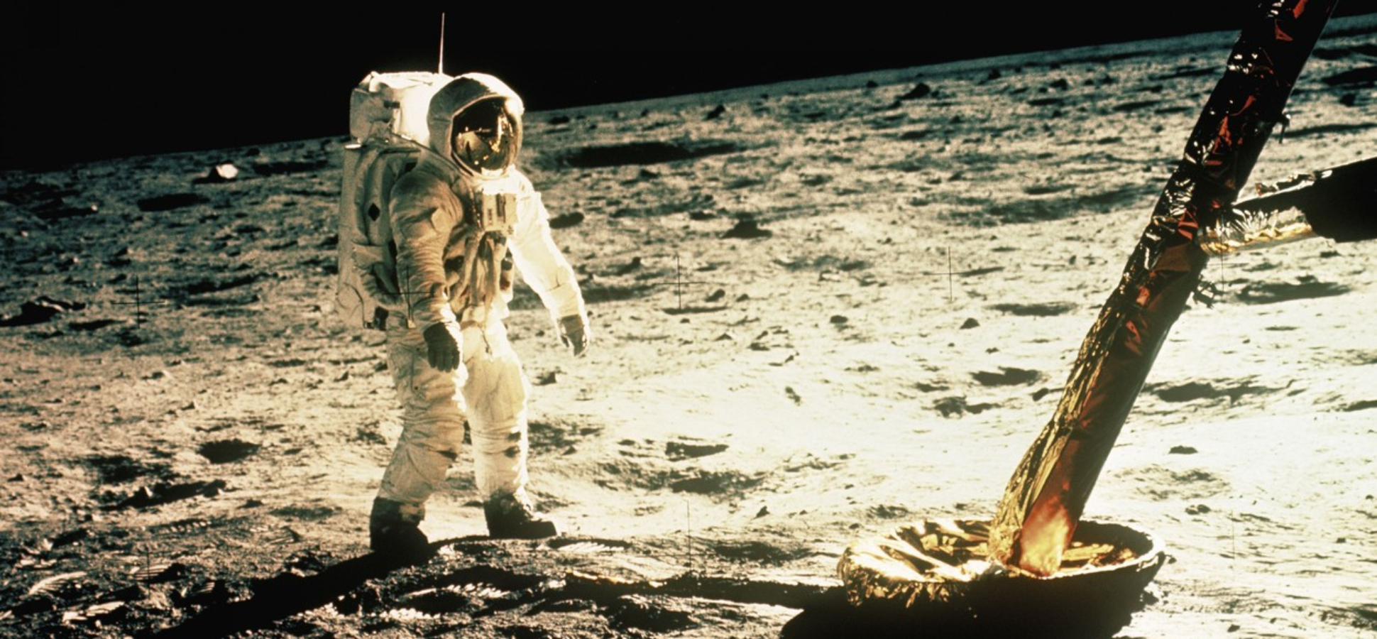 21.&nbsp;července se člověk poprvé prošel po&nbsp;Měsíci. Armstrong získal pilotní průkaz už v&nbsp;15 letech