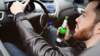 Řidiči nestačila stupnice alkoholmetru. Takové množství může být smrtelné