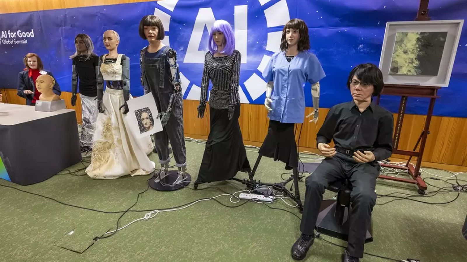 Mají se jich lidé bát? Vládli bychom lépe než lidé, ale nevzbouříme se, řekli roboti v&nbsp;debatě