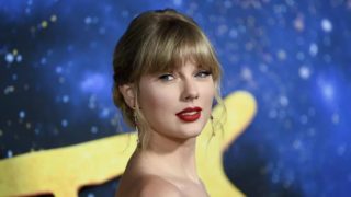 Úklidový vozík, nejvýdělečnější turné a&nbsp;smrt fanynky! Jak to vypadá na&nbsp;koncertu Taylor Swift?