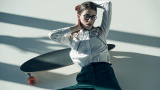 Bílá košile klidně 7&nbsp;dní v&nbsp;týdnu! Jak ji správně “vystajlovat”?