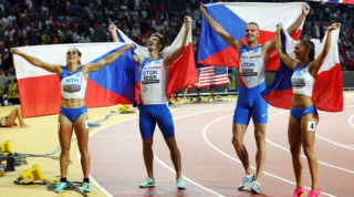 Česká smíšená štafeta získala na&nbsp;MS v&nbsp;Budapešti bronz. Na&nbsp;cenný kov se čekalo 40 let