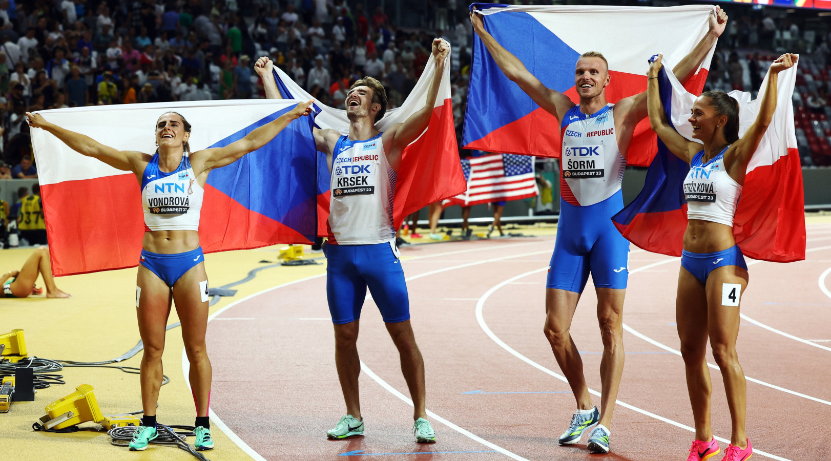 Česká smíšená štafeta získala na&nbsp;MS v&nbsp;Budapešti bronz. Na&nbsp;cenný kov se čekalo 40 let