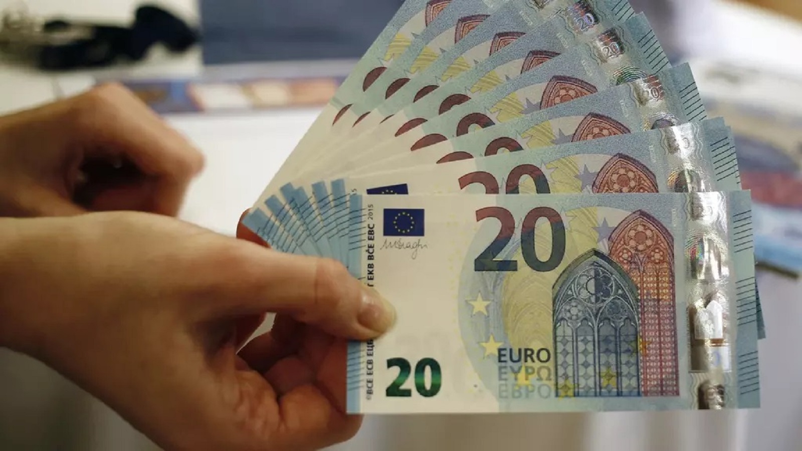Bude ho firma žalovat? Vyhozený zaměstnanec v Maďarsku dostal mzdu omylem v eurech, vrátit ji nechce