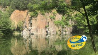 Uprostřed polorozpadlých budov se nachází oáza klidu u&nbsp;lomu Kosova Hora