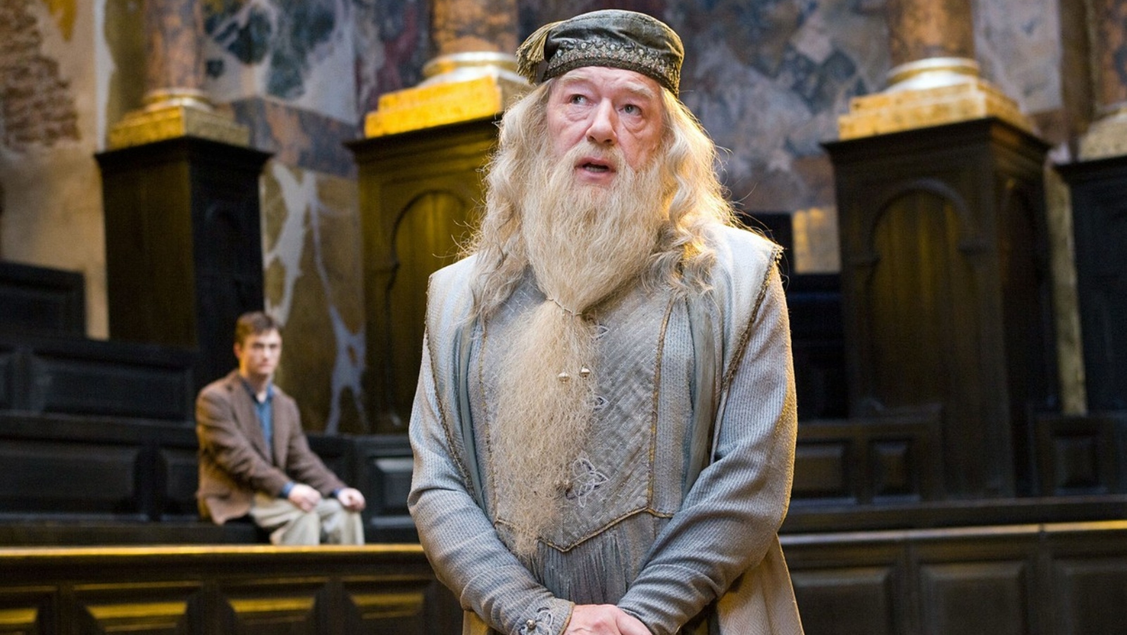 Fanoušci Harryho Pottera smutní. Zemřel představitel Brumbála, herec Michael Gambon