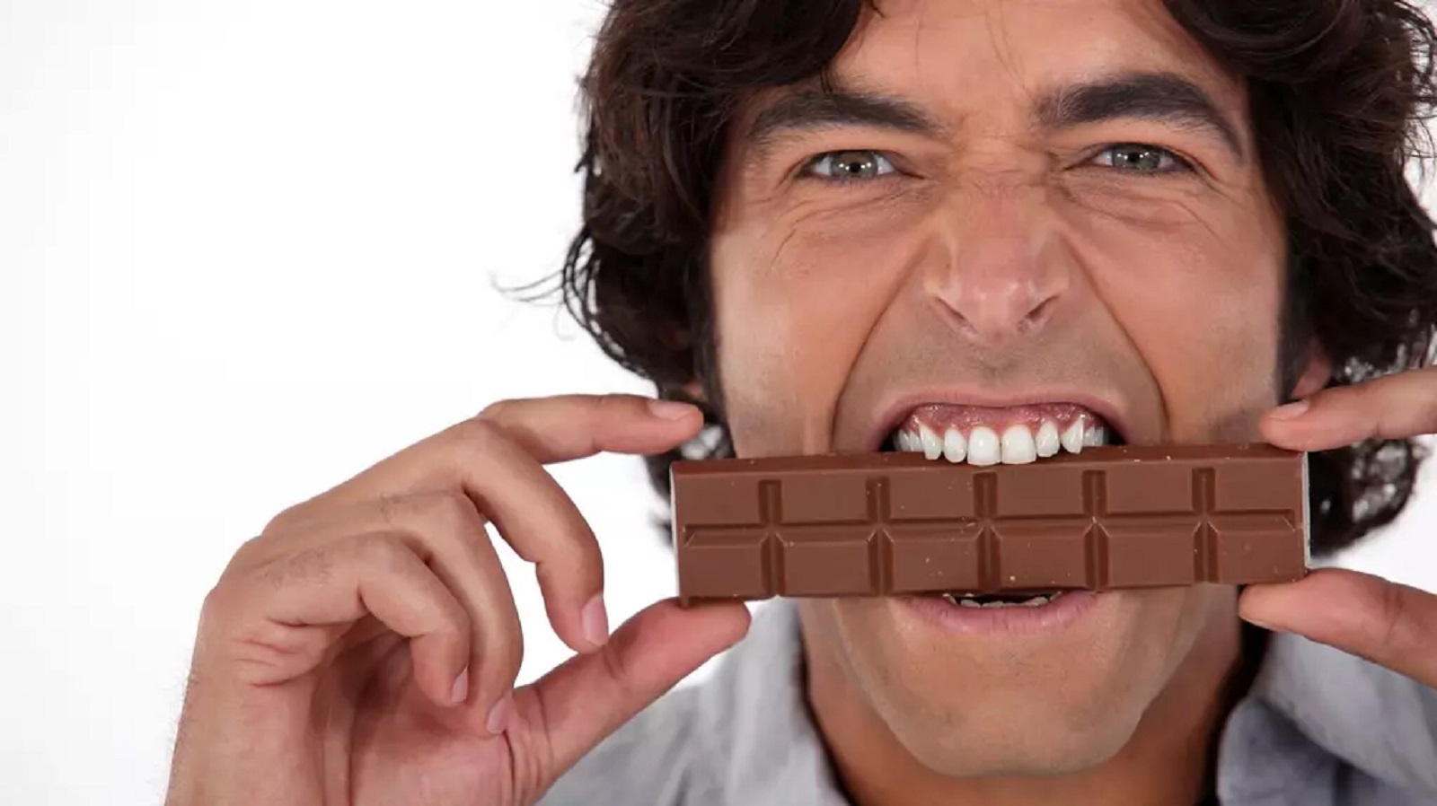 Lupič hrozil prodavačce pistolí kvůli pár kouskům čokolády, policie ho dopadla