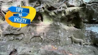 Unikátní roubený Kopicův statek je jen začátek dobrodružné výpravy po&nbsp;skalních reliéfech