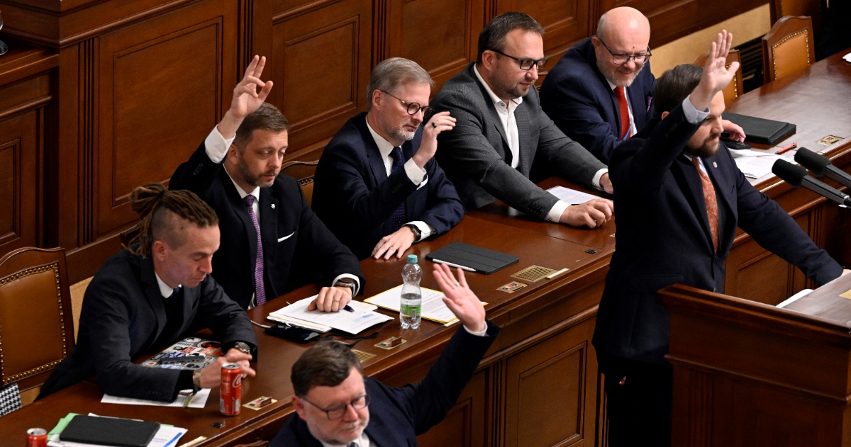 Zprávy dne: Sněmovna přehlasuje Pavlovo veto, začíná lhůta na stížnosti