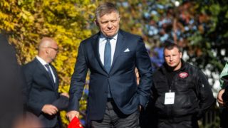 Premiéra Roberta Fica operovali 5 hodin. Jeho stav je vážný