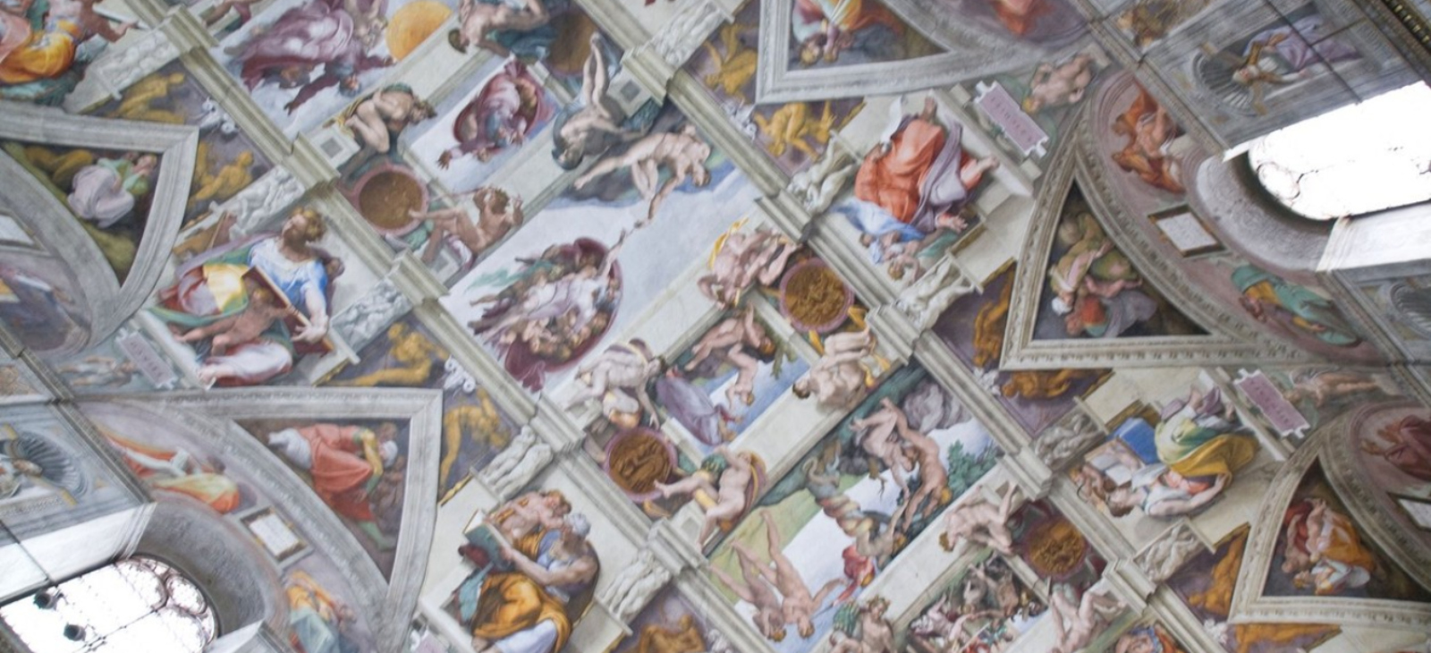 31.&nbsp;října dokončil Michelangelo vrcholné dílo v&nbsp;Sixtinské kapli. Církev s&nbsp;jeho prací nebyla spokojena