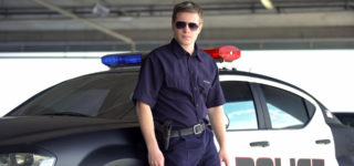 Policista přijel sjednat pořádek na&nbsp;divokou párty. Ve dveřích si ho spletli se striptérem