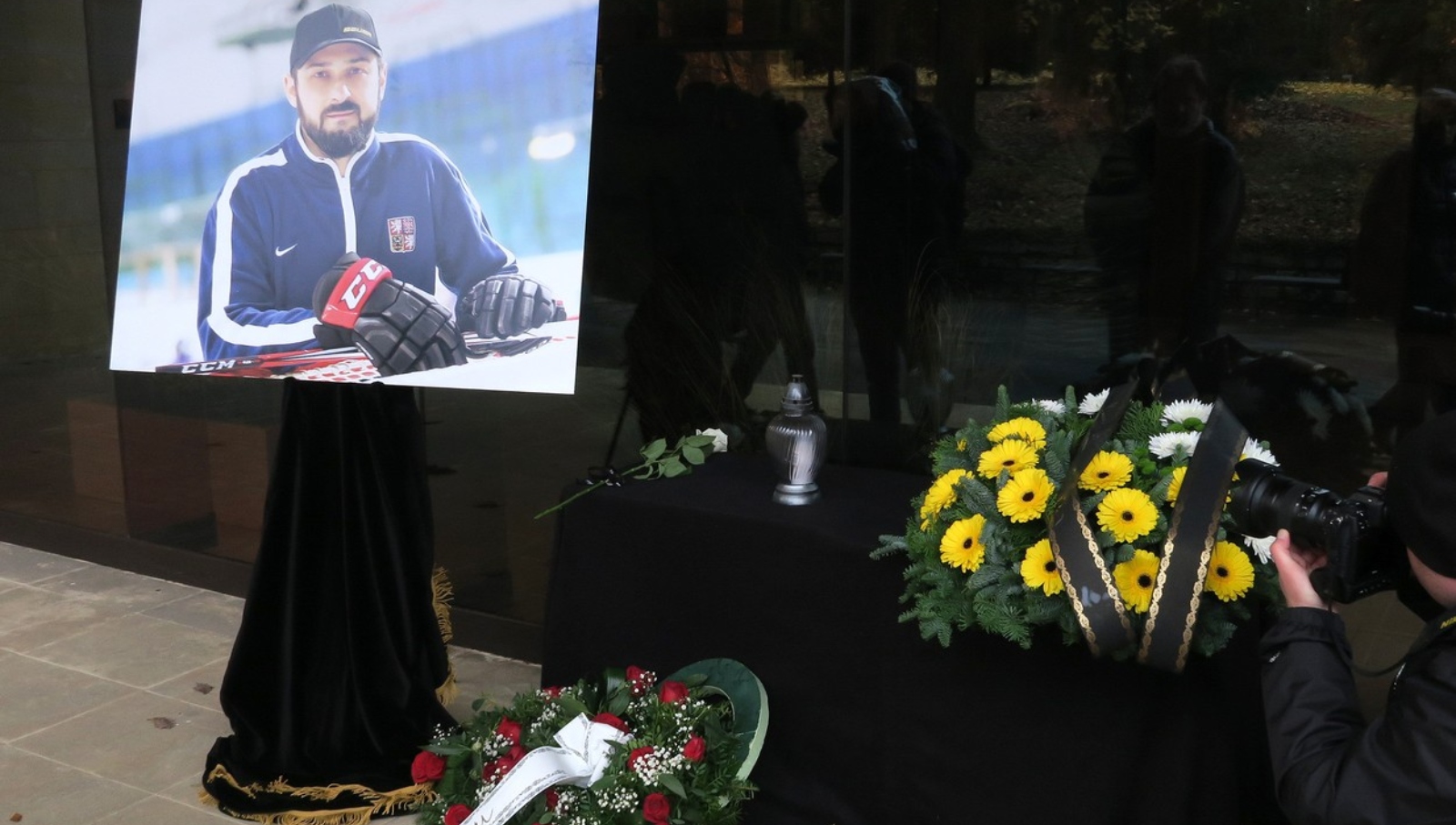 Rozloučení s&nbsp;hokejovou hvězdou z&nbsp;Nagana Čechmánkem (†52). Exmanželku uklidili do druhé řady