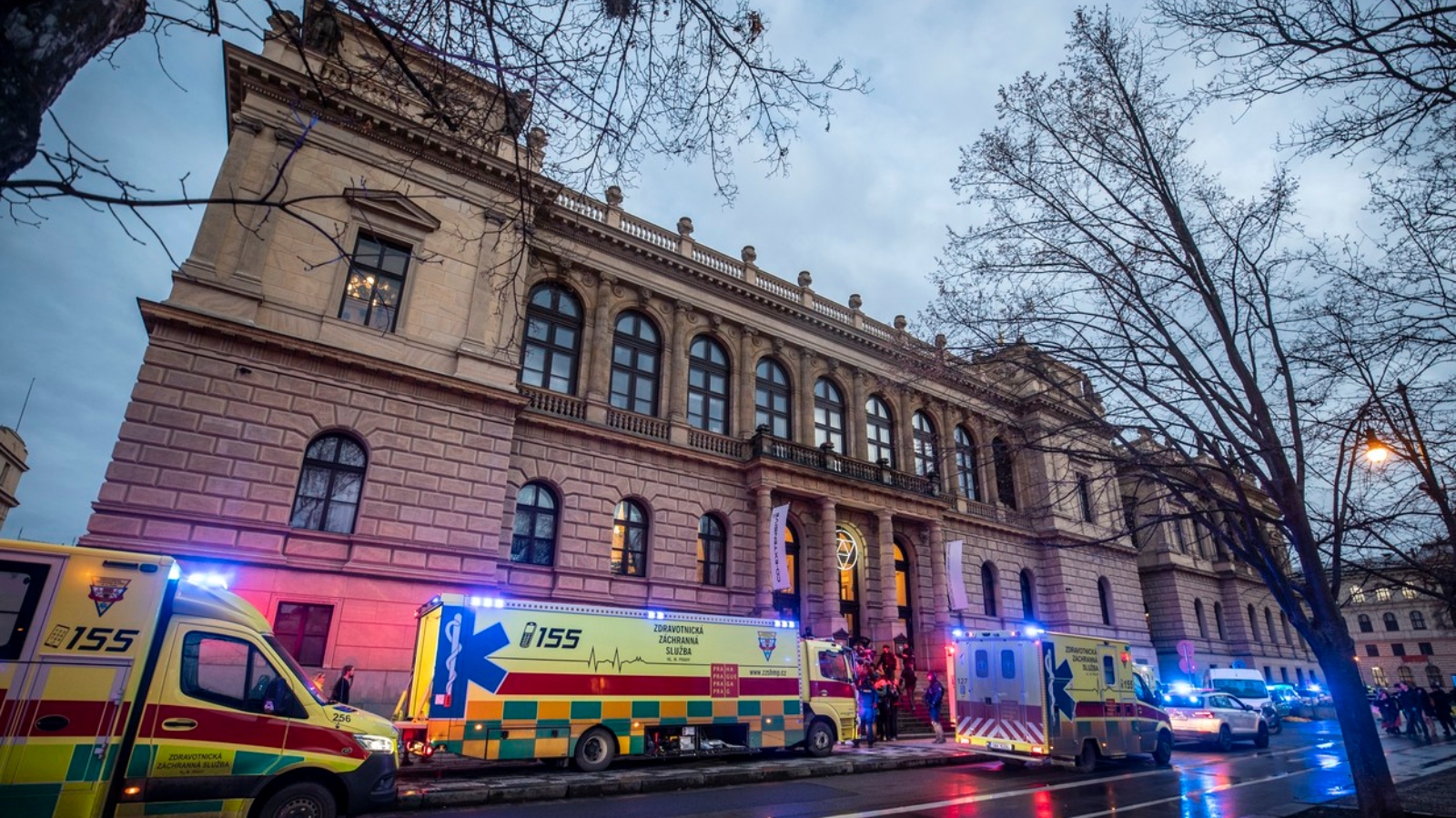 Časová osa běsnění střelce na Filozofické fakultě