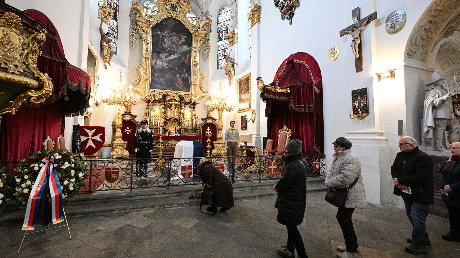 Jak probíhalo rozloučení s Karlem Schwarzenbergem? Uctít památku přišlo 3000 lidí