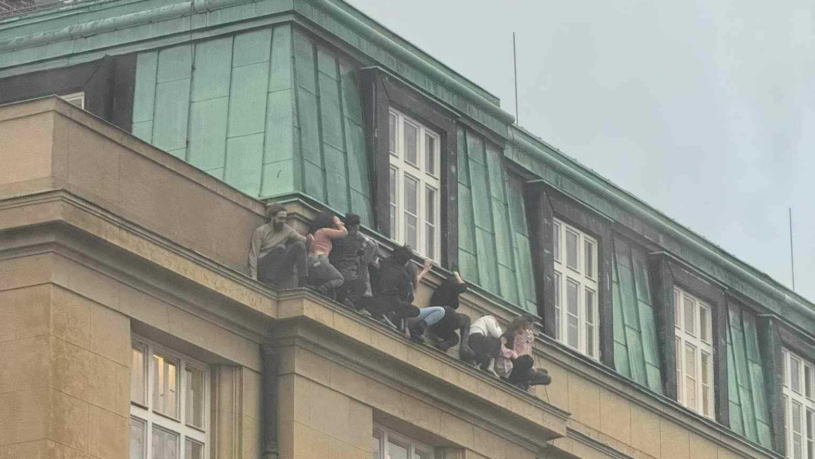 Vyšetřování střelby na univerzitě: Kdo schválil zbrojní průkaz vrahovi?