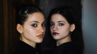 Dvojčata jako novorozeňata oddělili a&nbsp;prodali. Sestry se potkaly po&nbsp;19 letech a&nbsp;natáčí videa na&nbsp;sociální sítě