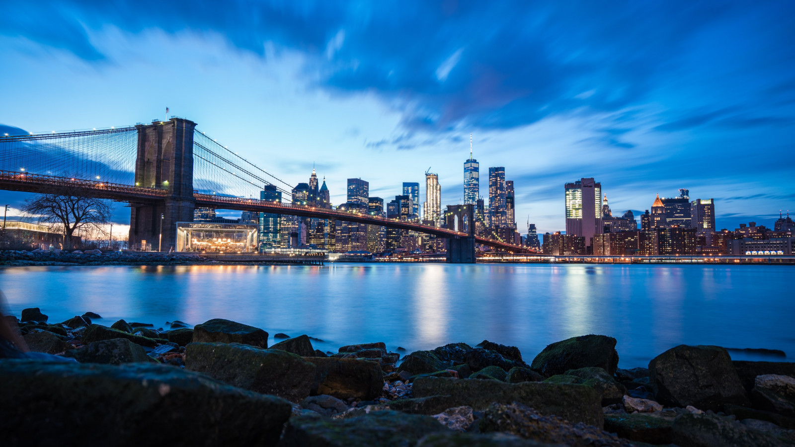Už žádný prodej suvenýrů! V New Yorku vykázali stánkaře z Brooklynského mostu
