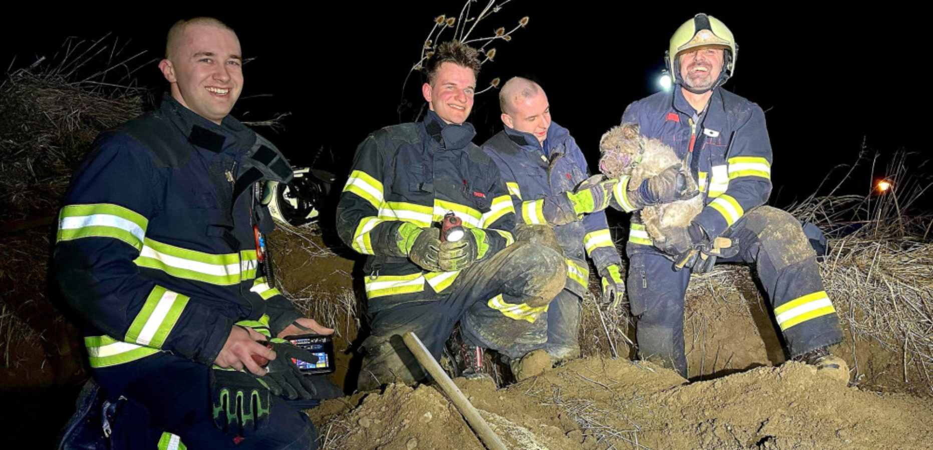 Pes vběhl za liškou do nory. Na&nbsp;pomoc mu museli přijet hasiči