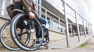 Muž dvacet let předstíral, že je odkázaný na&nbsp;invalidní vozík. Stát na&nbsp;dávkách okradl o&nbsp;miliony