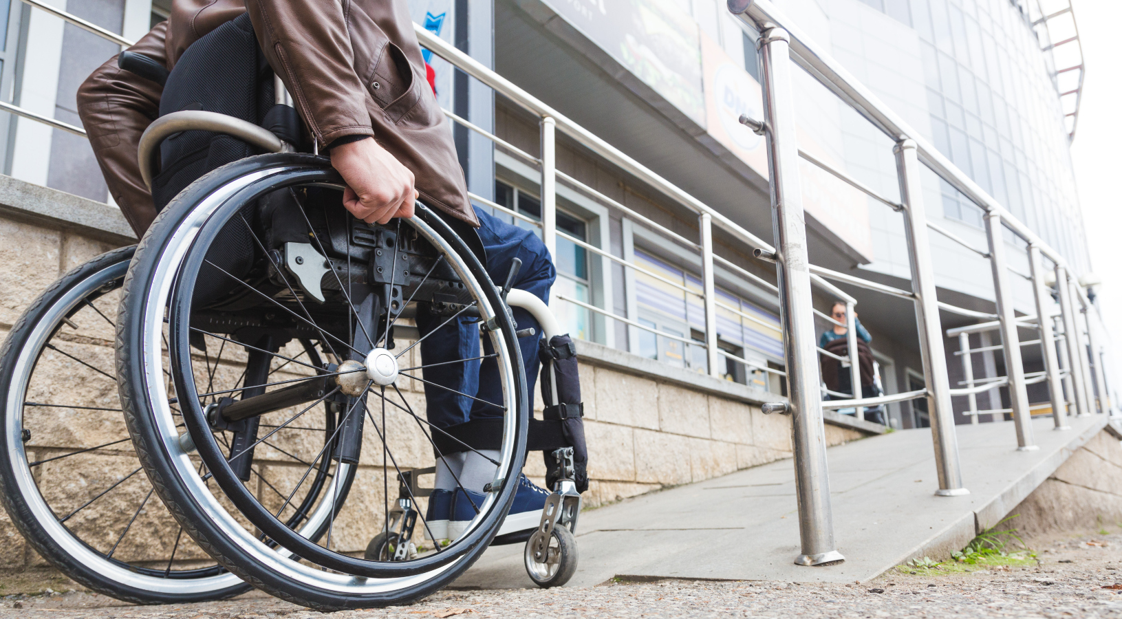 Muž dvacet let předstíral, že je odkázaný na invalidní vozík. Stát na dávkách okradl o miliony