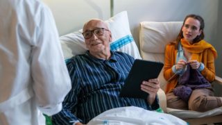 Diváci pláčou a&nbsp;opěvují výkon Jiřího Bartošky ve Smyslu pro&nbsp;tumor. Herecký koncert, píší