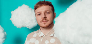 Thom Artway přišel s&nbsp;první česky zpívanou deskou Trhám mraky. Je plná osobní naděje a&nbsp;optimismu