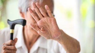 Seniorku zachránil od přepadení pláč. Zloděj jí popřál hezký den a&nbsp;odešel