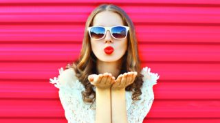 Mašle ve vlasech, květiny na&nbsp;oblečení. Rok 2024 bude patřit Coquette. Kdo to je a&nbsp;co od ní můžeme čekat?