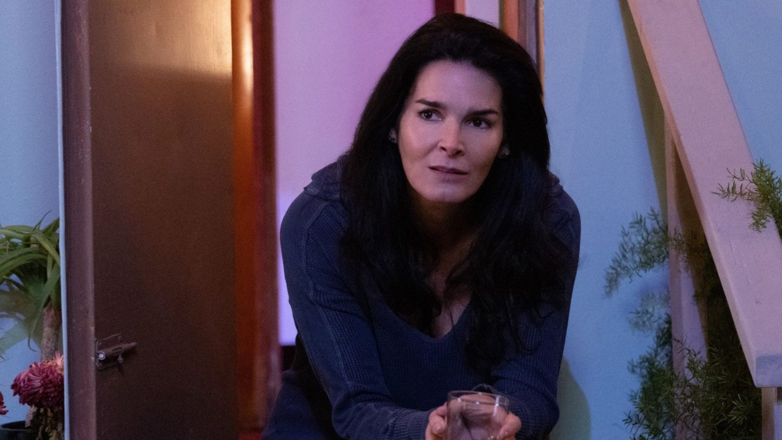 Šokující incident u herečky Angie Harmon! Doručovatel jídla jí zavraždil psa