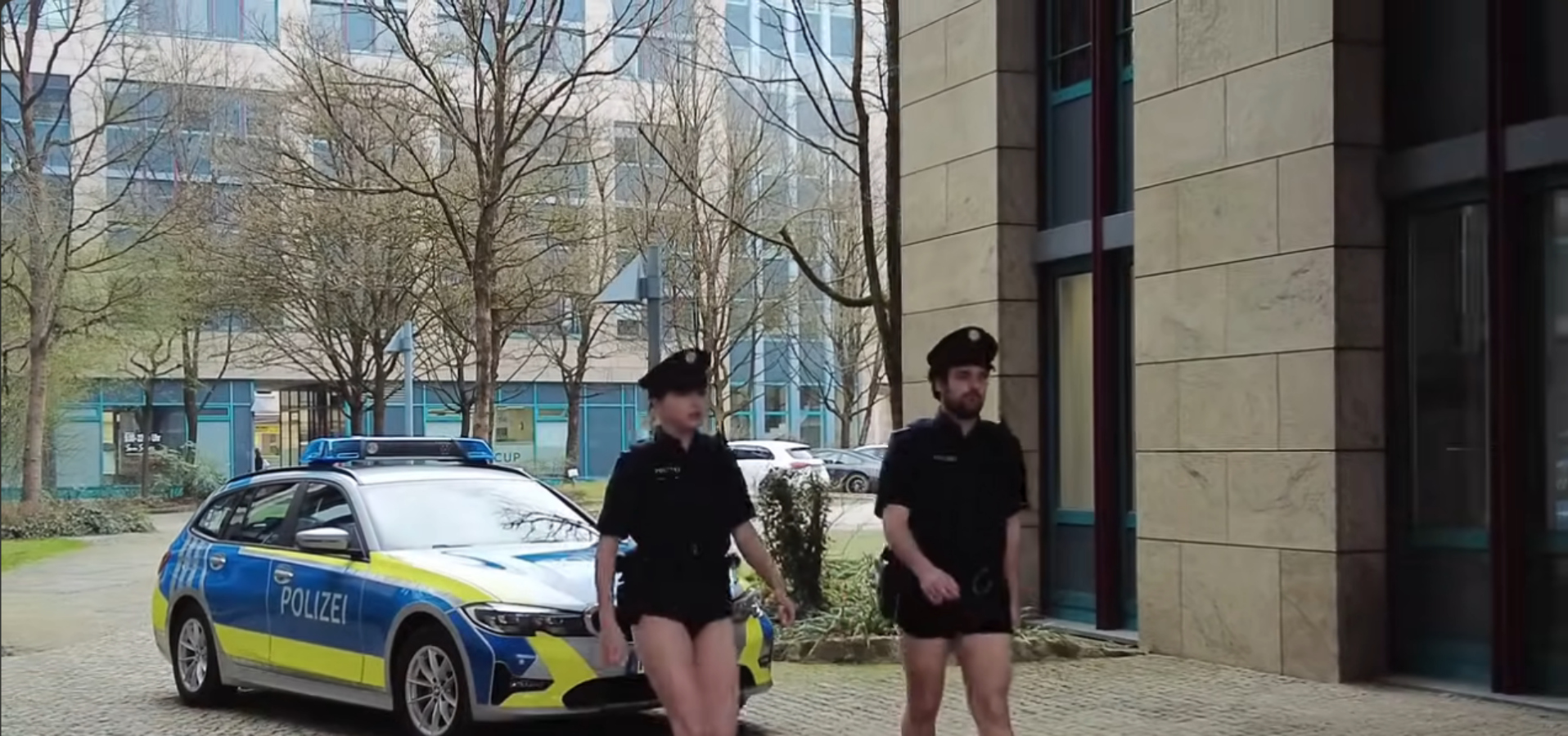 Bavorští policisté provokativně protestují bez kalhot. Nemáme uniformy, stěžují si