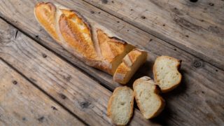 Gurmánství Francouzů nikdy nezklame. Vyrobili poštovní známku s&nbsp;bagetou, která voní