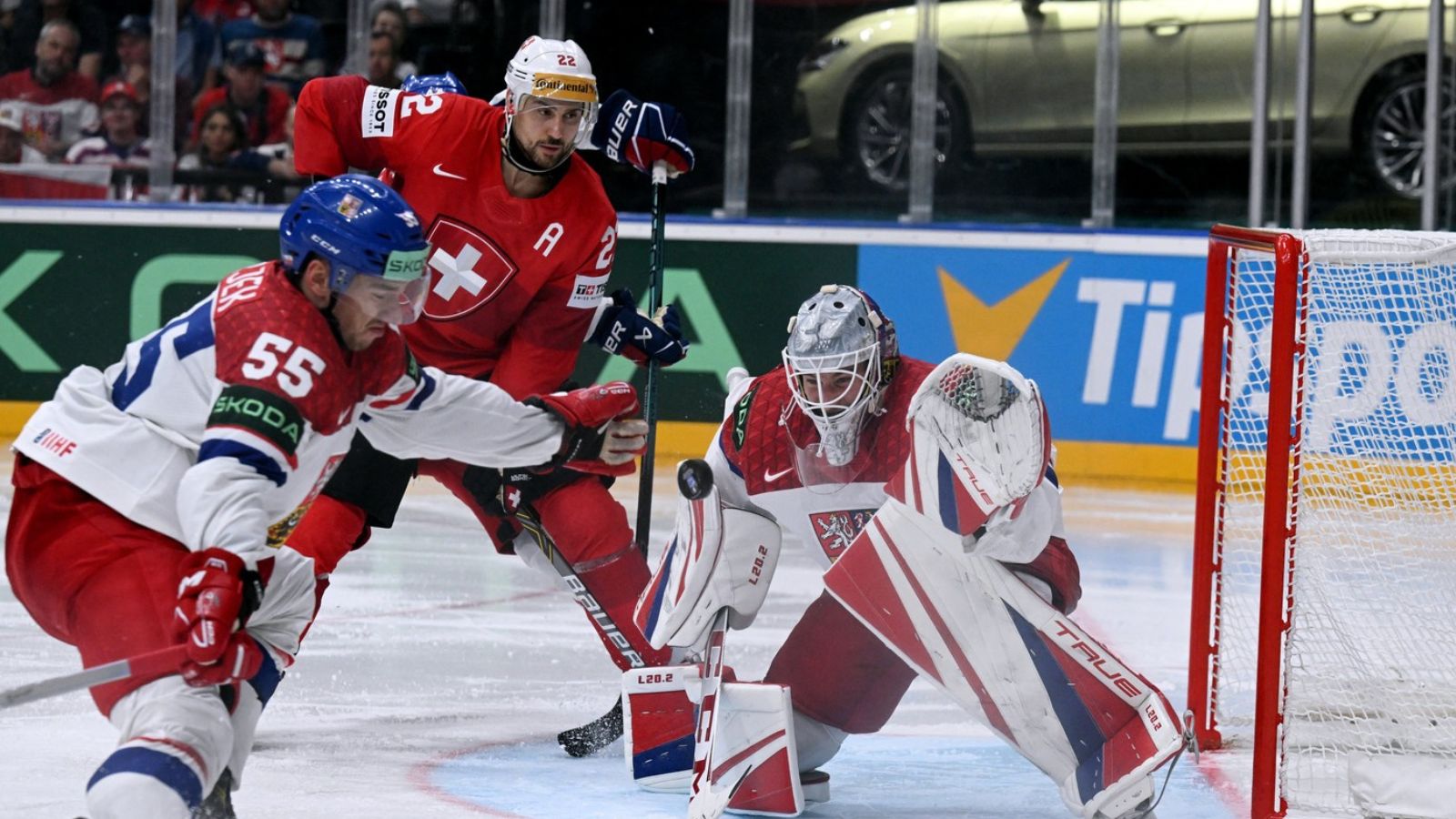 Čeští hokejisté na&nbsp;domácím MS poprvé prohráli. Švýcarsku podlehli 1:2 po&nbsp;nájezdech