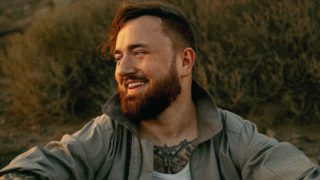 Poetika vydává romantický singl Měsíc. Originální videoklip s&nbsp;tančícím pilotem se natáčel ne ostrově Tenerife