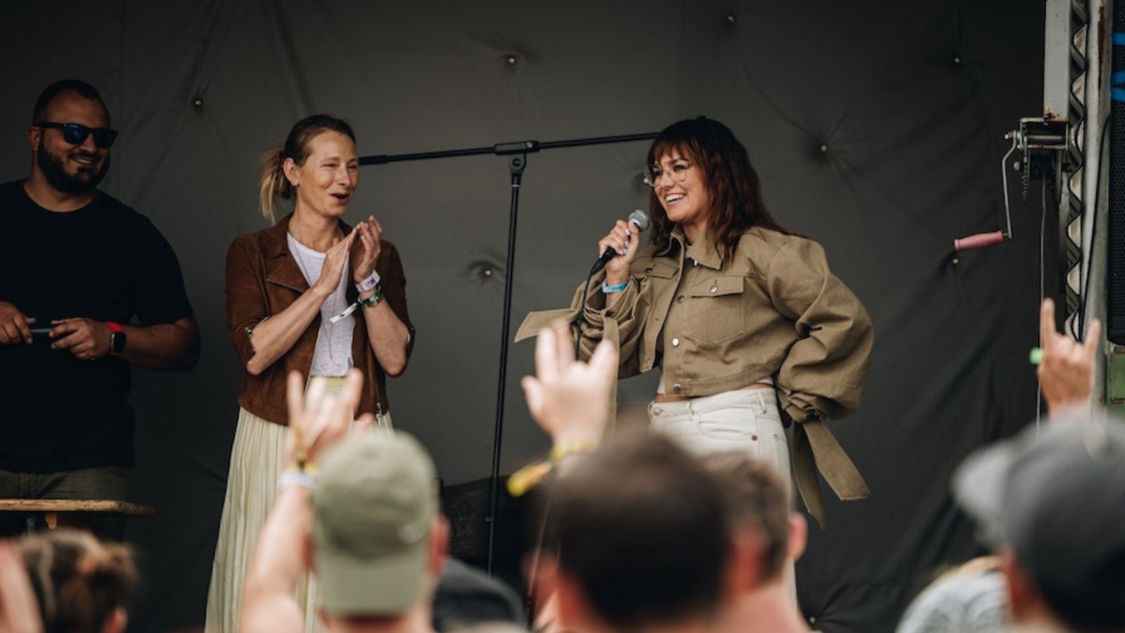 Ewa Farna překvapila návštěvníky Rock for People. Na&nbsp;festivalu představila videoklip k&nbsp;písni Vlny