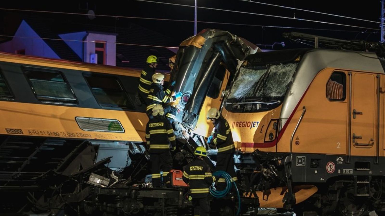 Tragédie na železnici: Čelní srážka vlaků v Pardubicích si vyžádala čtyři životy
