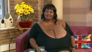 To je tíha! Američanka má největší prsa na&nbsp;světě, nosí skoro 50 kilo