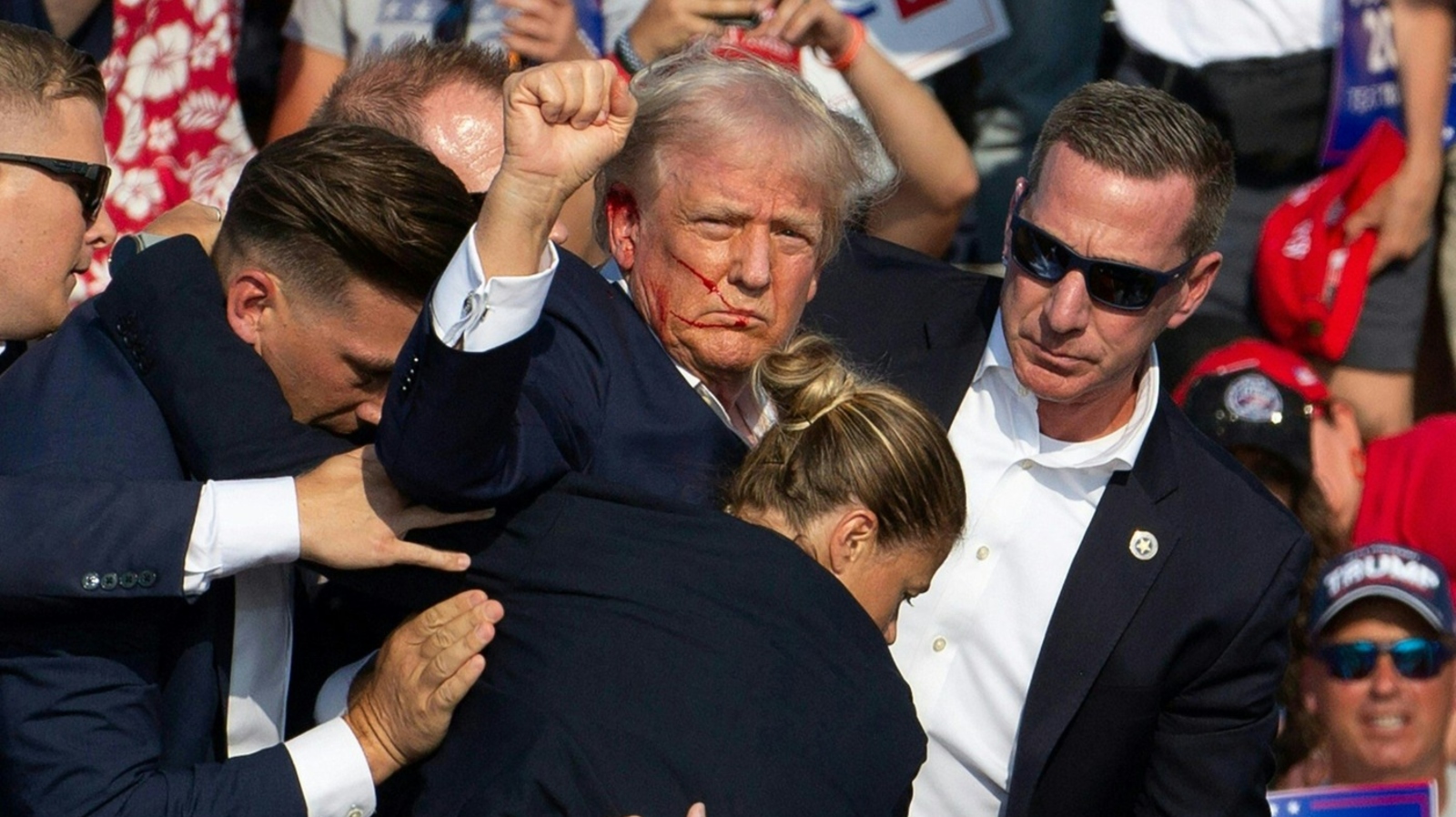 Atentát na&nbsp;Donalda Trumpa! Kandidát na&nbsp;prezidenta byl postřelen